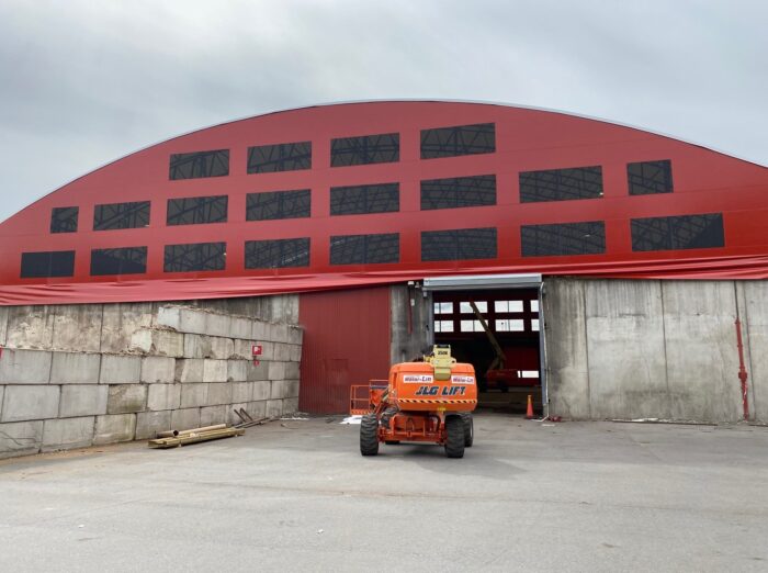 En ny röd tältduk på Söderenergis hall i Södertälje