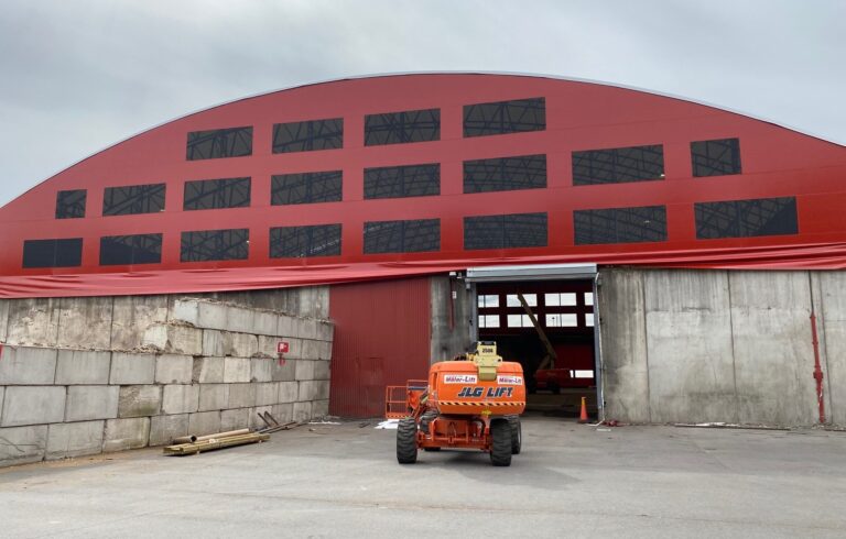 En ny röd tältduk på Söderenergis hall i Södertälje