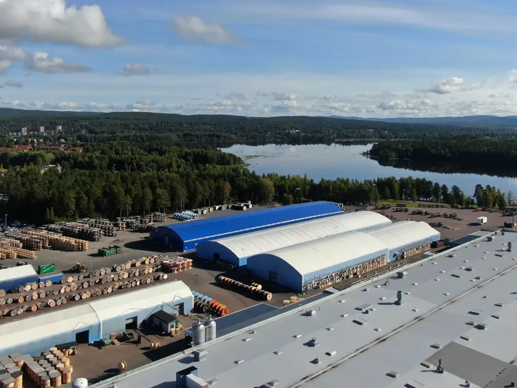 Tre stora hallar på NKT;s anläggning i Falun. I bakgrunden syns sjön Rudan.