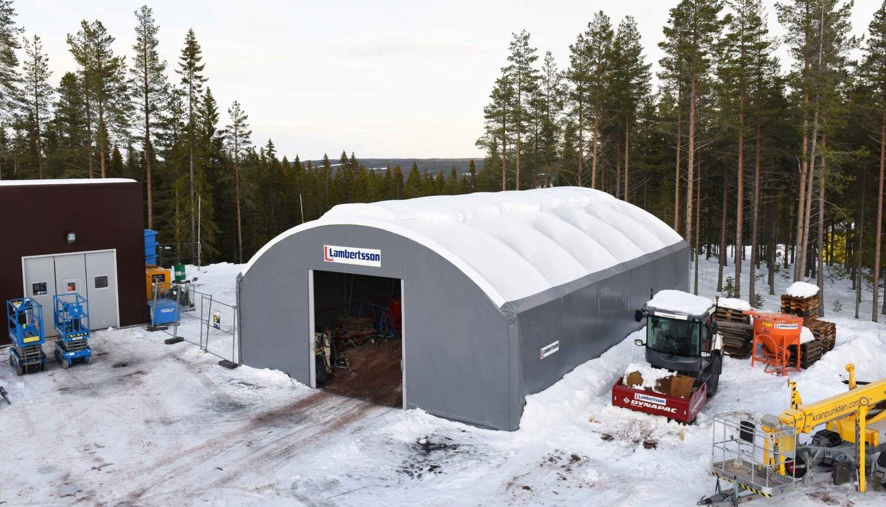 Kampanjhall i Sälen - enkel bygghall som används till förvaring av maskiner (maskinhall) och lagertält